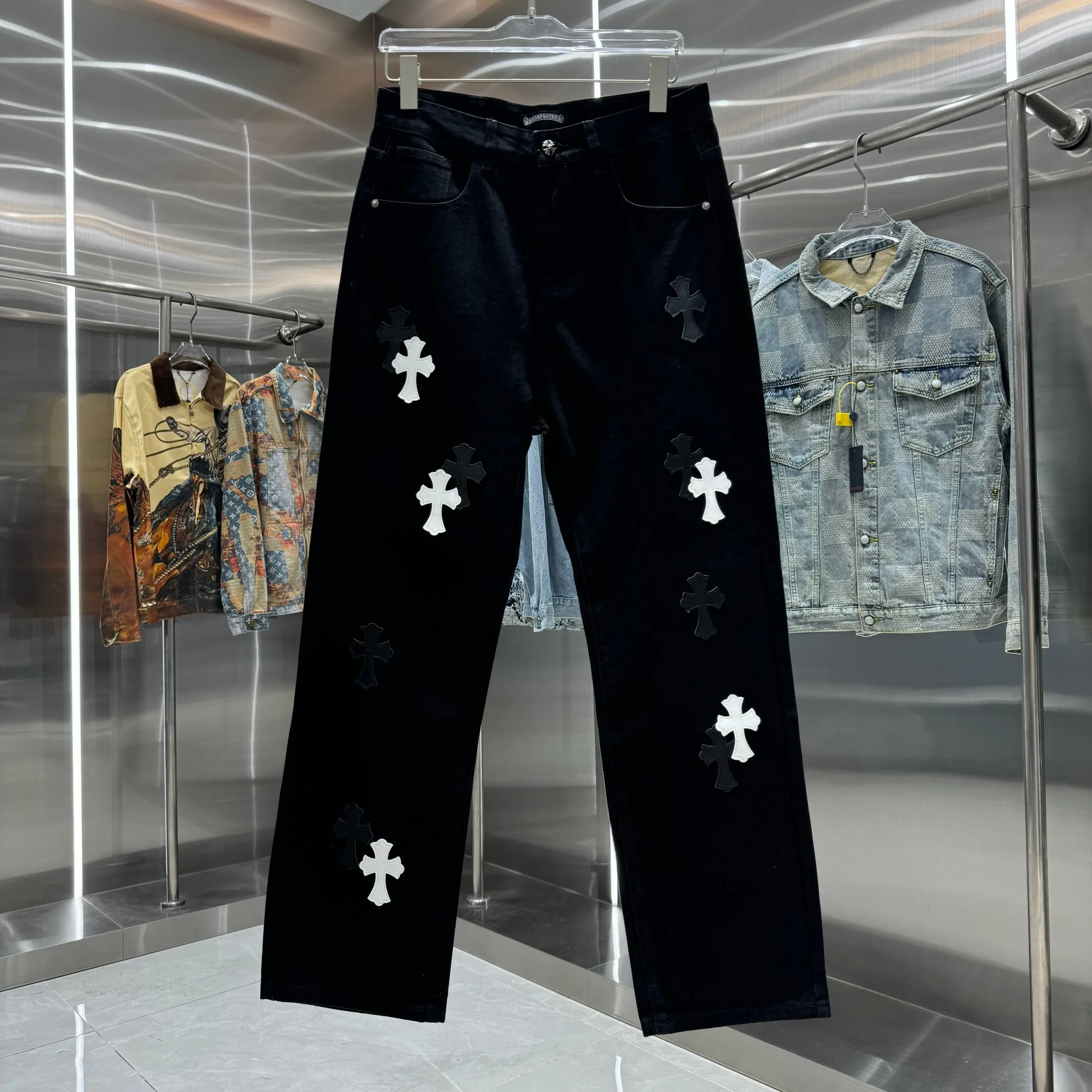 🅿️270 Crow Heart Cross Logo + Printed Horseshoe Logo Jeans 2025 latest product, original goods, washed casual jeans, imported original washed stretch fabric, comfortable and elastic, original hardware accessories decorated with logo, super correct version, extremely high grade, counter quality, fashionable and stylish upper body. The printing uses imported white foam printing, customized buttons, YKK zippers. The complete set of accessories is customized in a one-to-one mold. Color: Black Size: S-XXL 28 30 32 34 36 codes